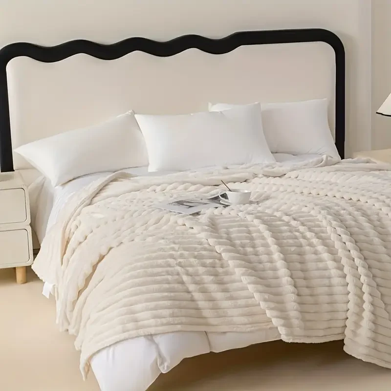 Wollweiße Plüschdecke mit Streifen