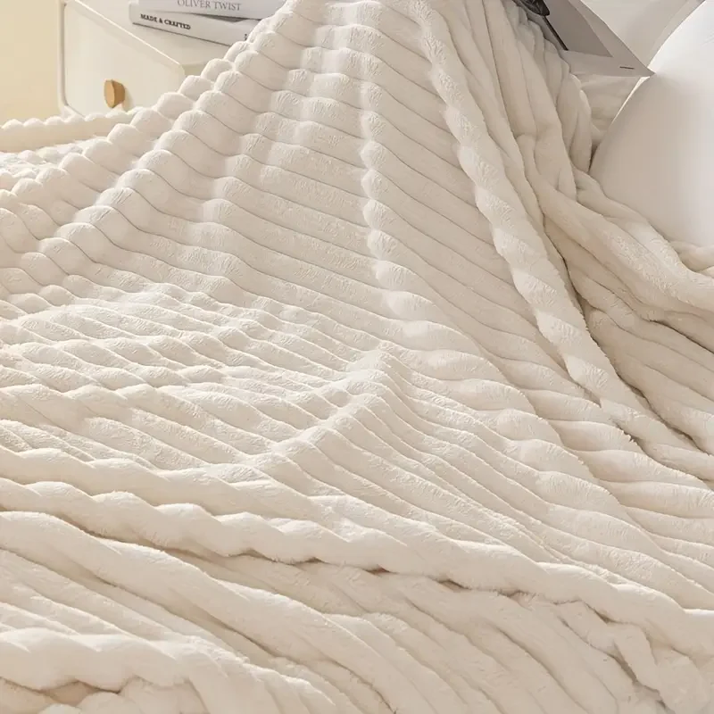 Wollweiße Plüschdecke mit Streifen