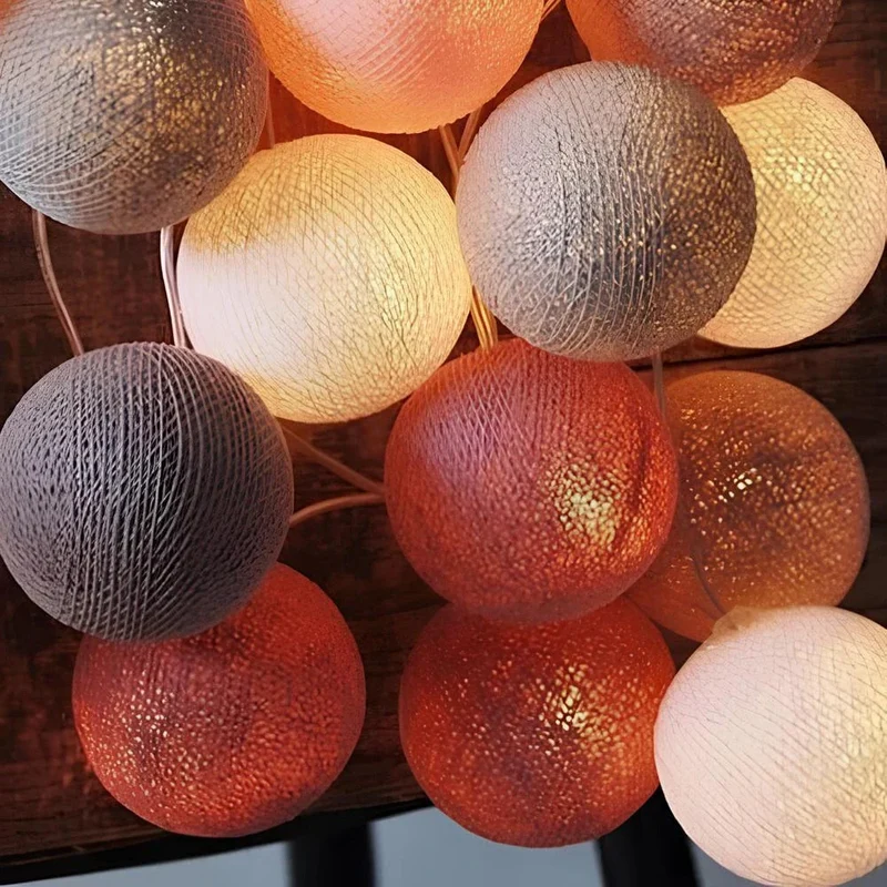 Lichterkette mit Baumwollkugeln – Fünf Längen mit USB- oder Batteriebetrieb