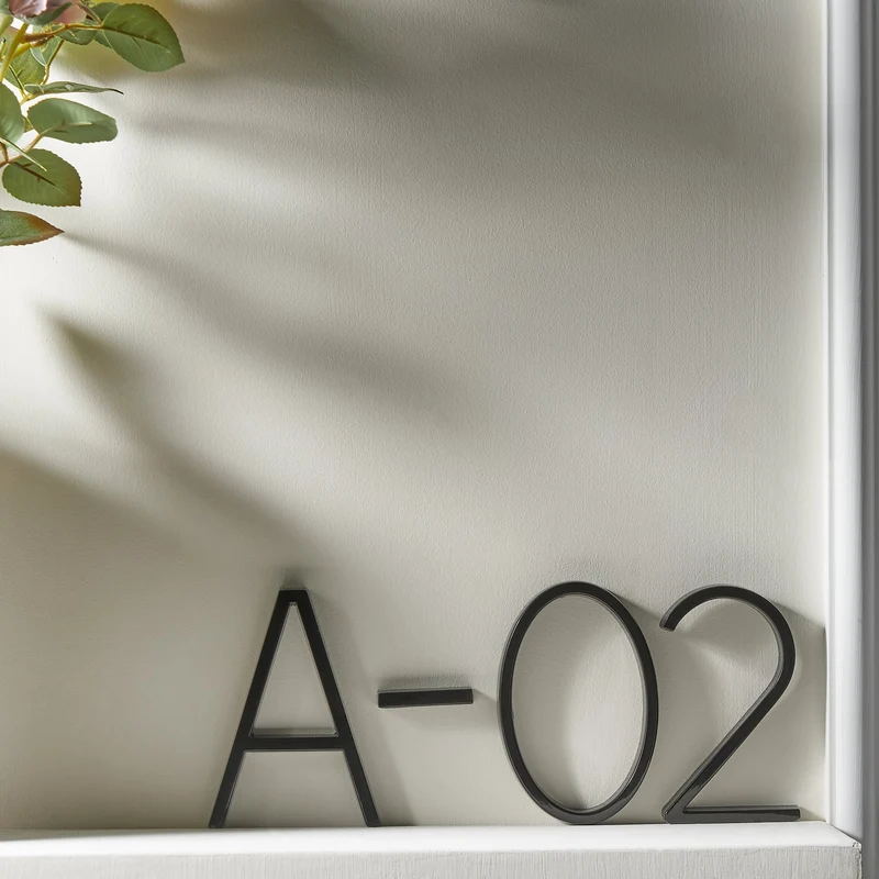 Hausnummer – Zinklegierung, 12,7 cm hoch, mit Abstandhaltern für Schattenfuge