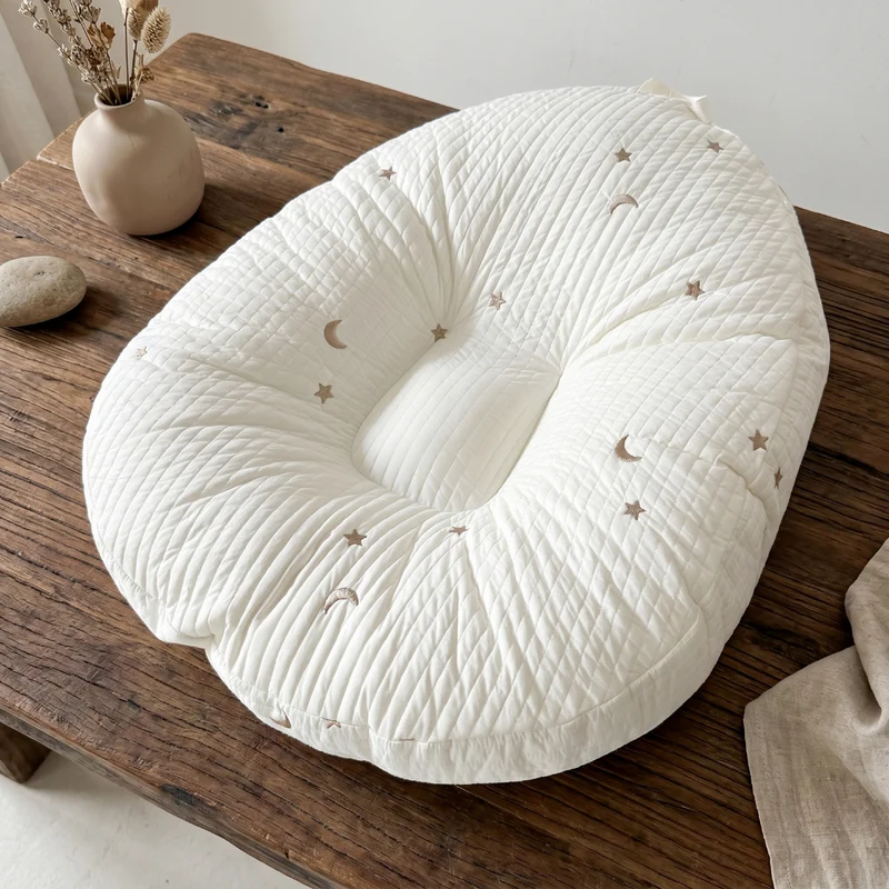Babynest – Weich gepolstertes Liegekissen mit abnehmbarem Bezug