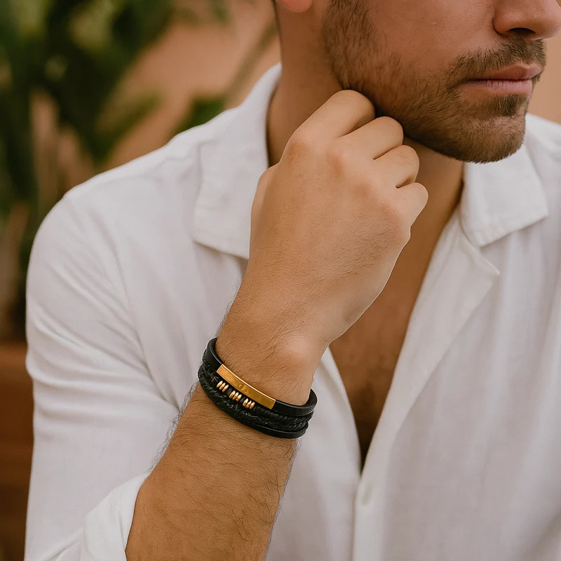 Herren Armband – mehrlagiges Lederlook-Design mit Metallakzent