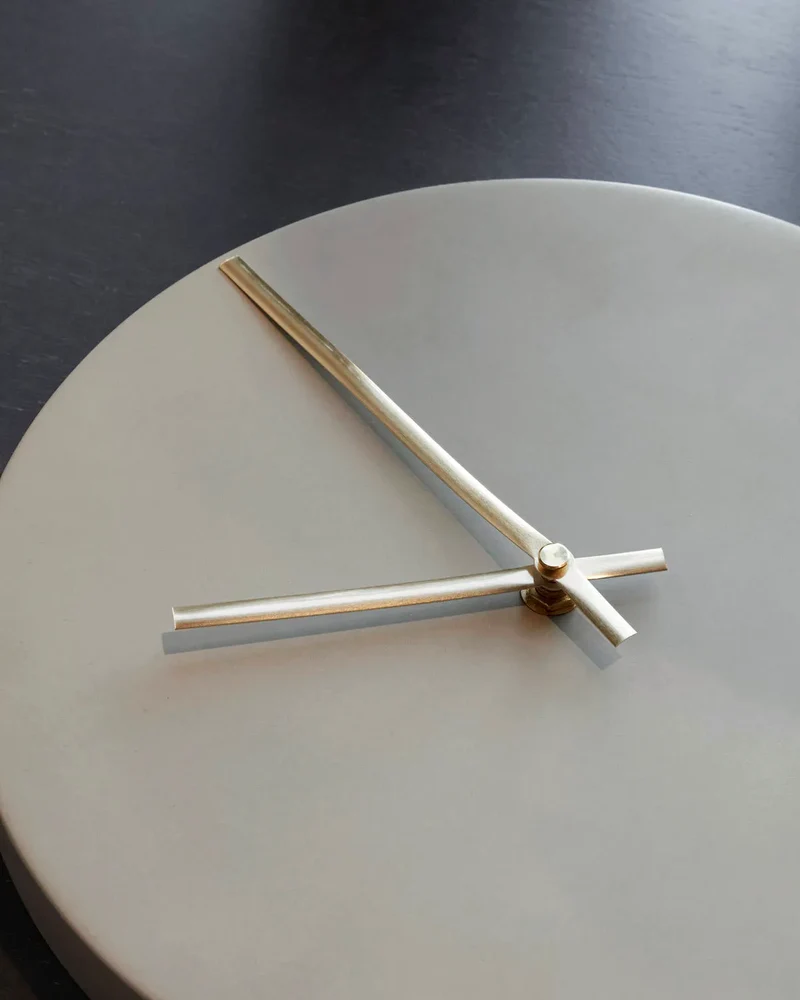 MONTERA Beton-Wanduhr – Minimalistische Skandinavische Wanduhr Mit Messingzeigern