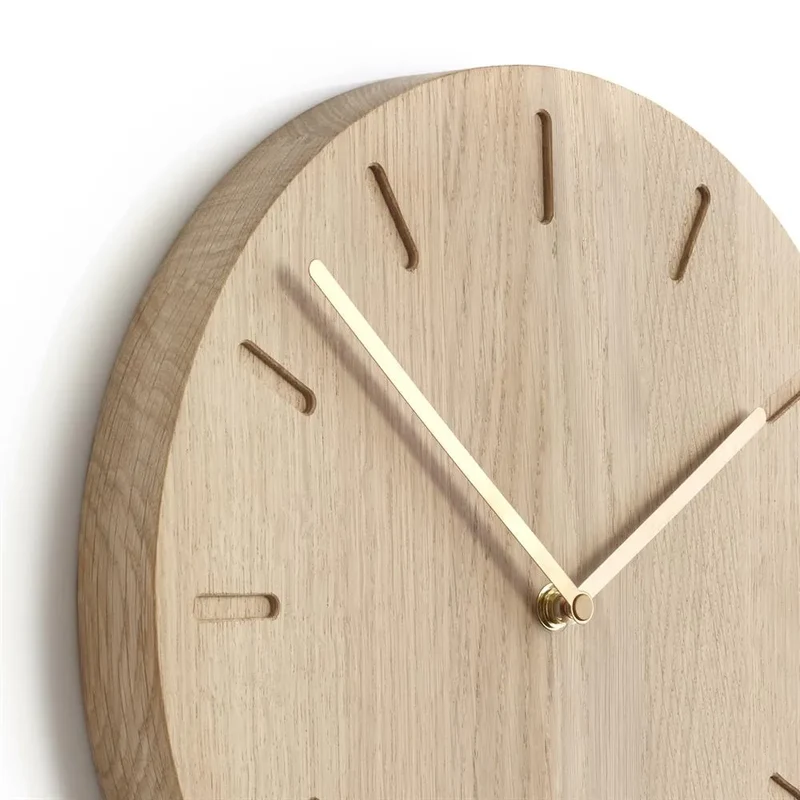 OAKVANE Watch Out Wanduhr – Skandinavische Eichen-Wanduhr Mit Messingzeigern