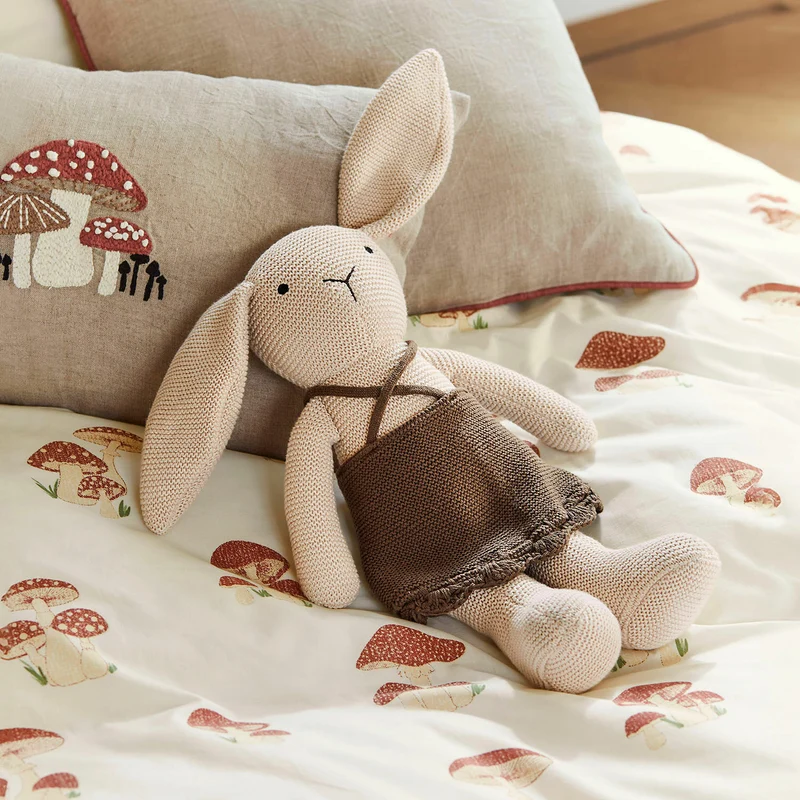 FLICKA Kuschelhase – Gestricktes Stofftier Mit Schürze Aus Baumwolle