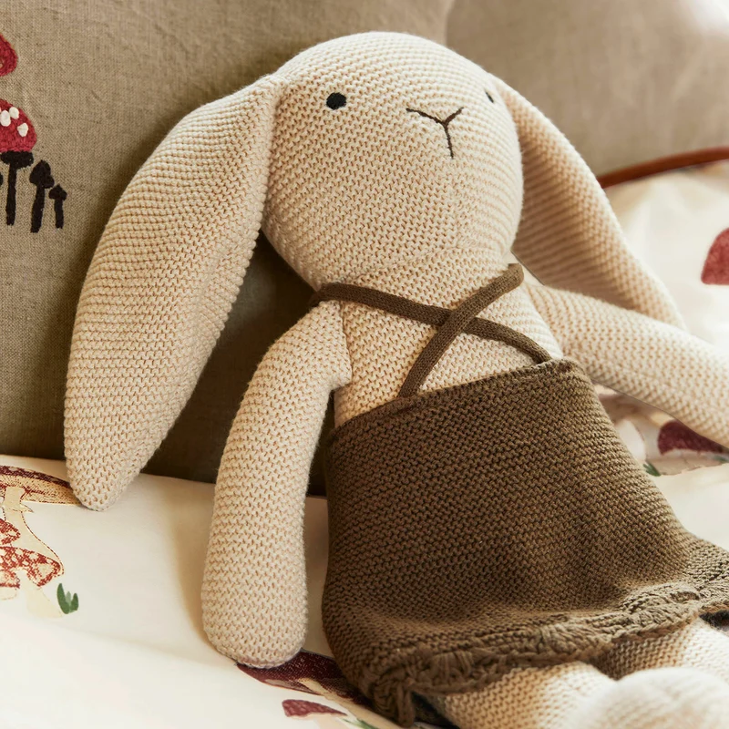 FLICKA Kuschelhase – Gestricktes Stofftier Mit Schürze Aus Baumwolle