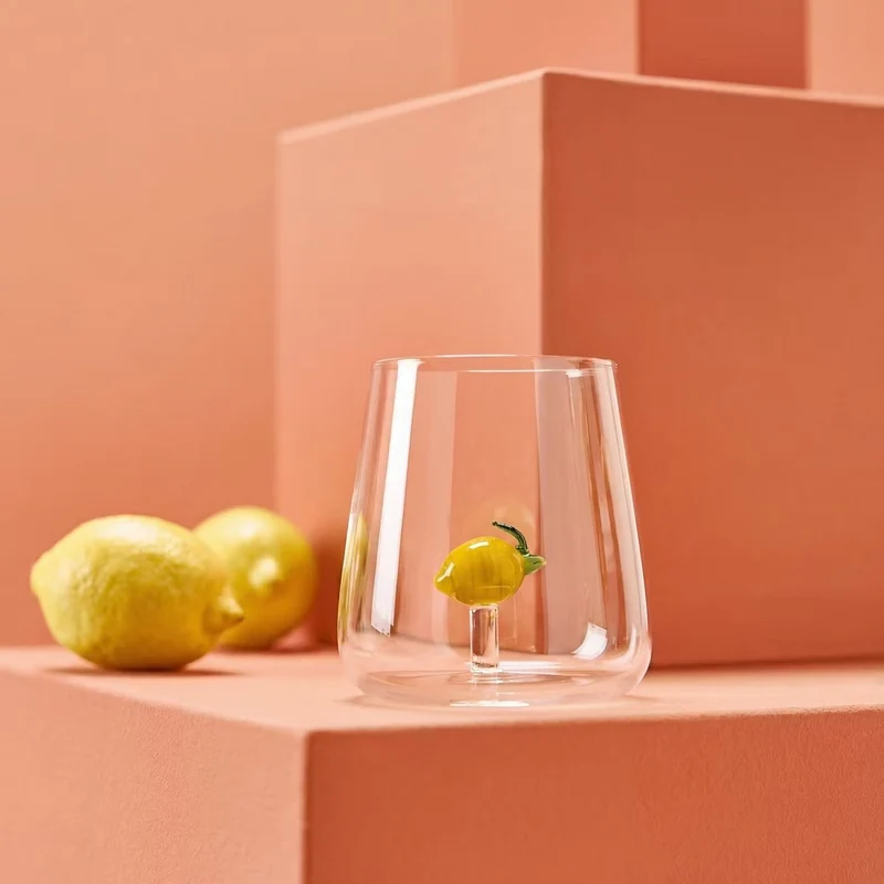 SUNNY JOY Zitronenglas – Verspieltes Trinkglas aus Borosilikatglas mit schwebendem Zitronendesign
