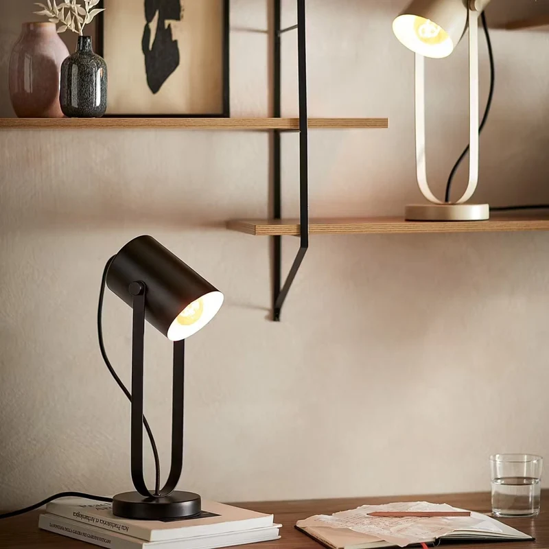 ON STAGE Schreibtischlampe – Verstellbare Metall-Tischlampe im Spot-Design