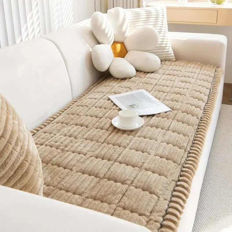 PLISSEE KLASSE – Eleganter Sofaschoner mit handgefalteten Kanten