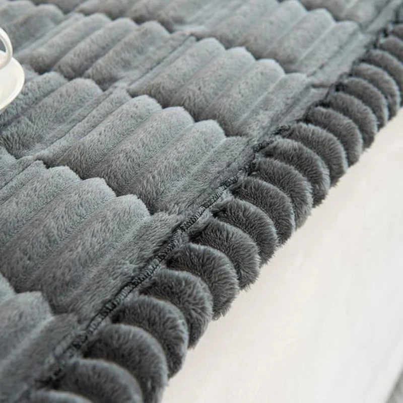 PLISSEE KLASSE – Eleganter Sofaschoner mit handgefalteten Kanten