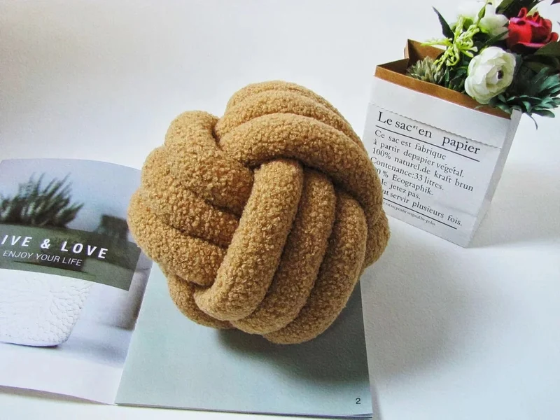 Knotiva – Dekokissen Baumwollfleece mit Dreifachknoten Design