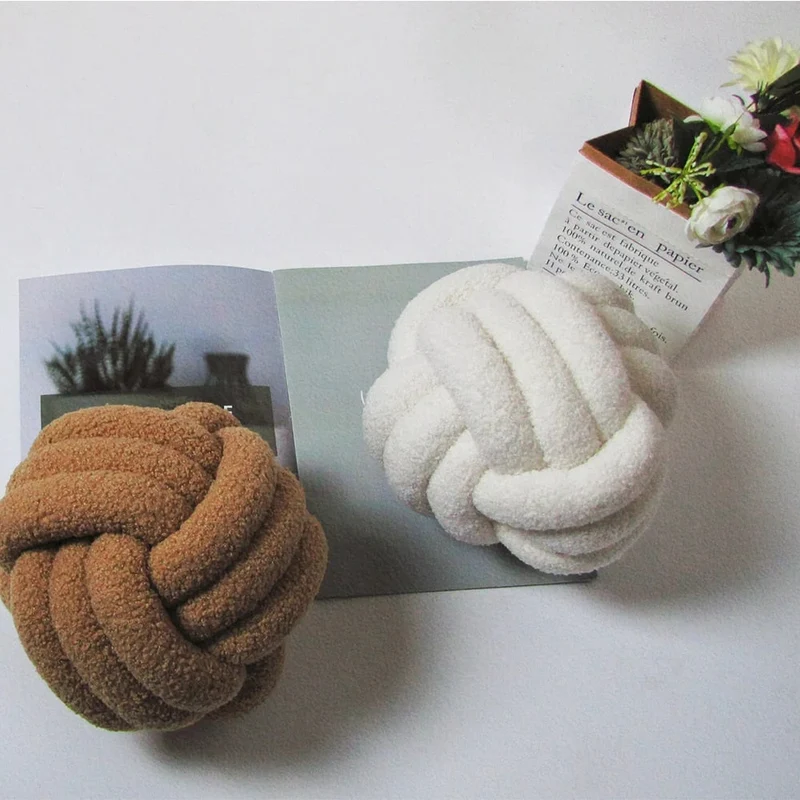 Knotiva – Dekokissen Baumwollfleece mit Dreifachknoten Design