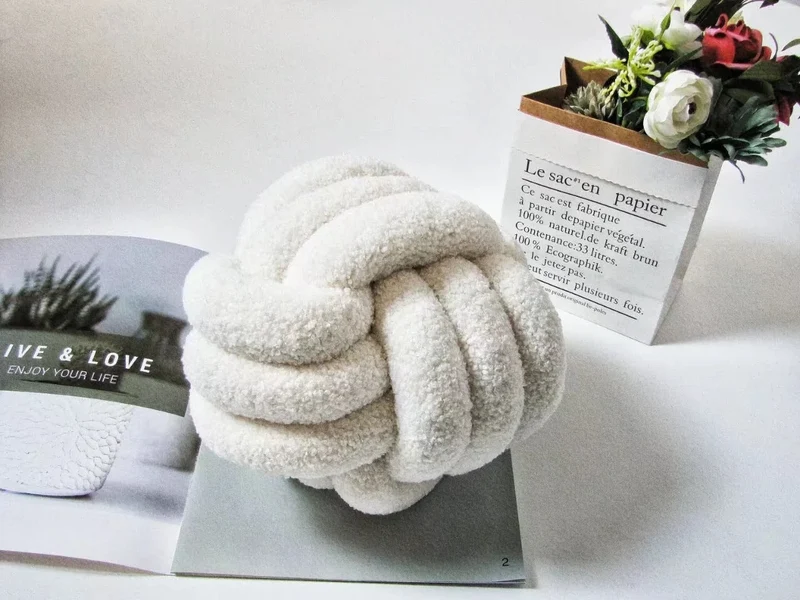 Knotiva – Dekokissen Baumwollfleece mit Dreifachknoten Design