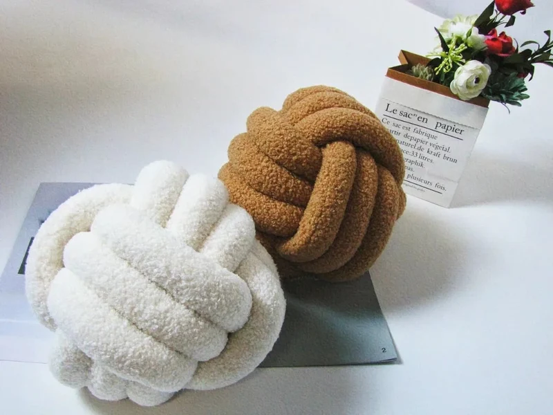 Knotiva – Dekokissen Baumwollfleece mit Dreifachknoten Design