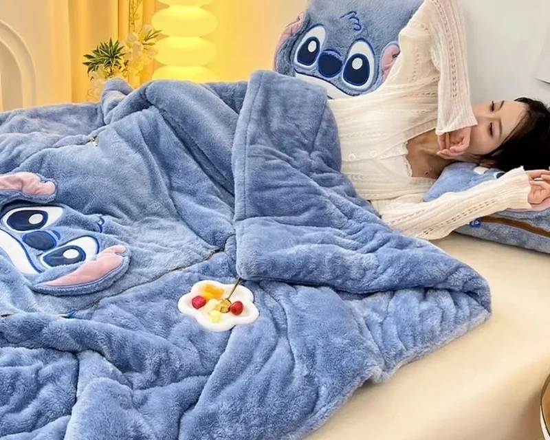 CozyNest – Decke mit Kissen 2-in-1 Plüschdesign – für Zuhause & Reisen